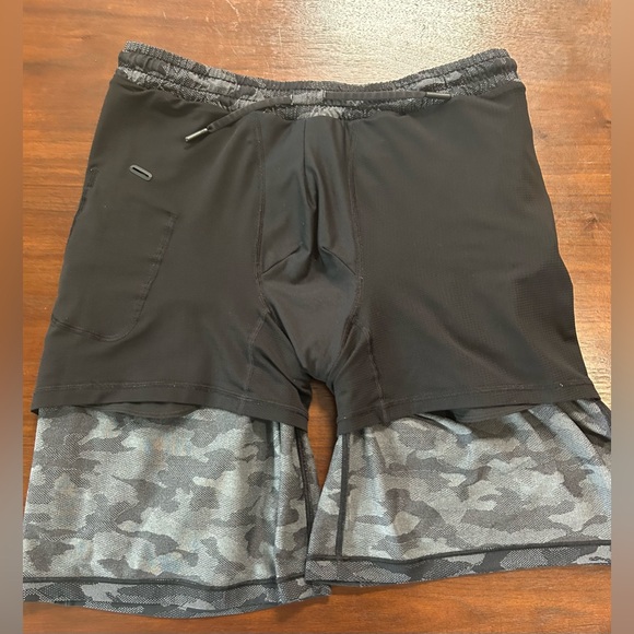 Lululemon men’s shorts - Picture 3 of 3